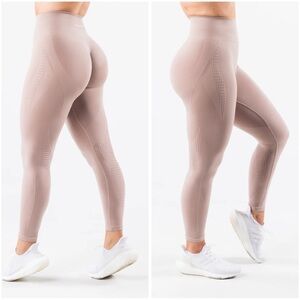 Alphalete Amplify Contour Leggings - Porcelain Size‎ Medium